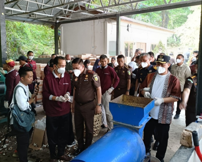 DLHK Pekanbaru Sulap Jutaan Limbah Rokok Ilegal Jadi Pupuk Kompos Bernilai Guna