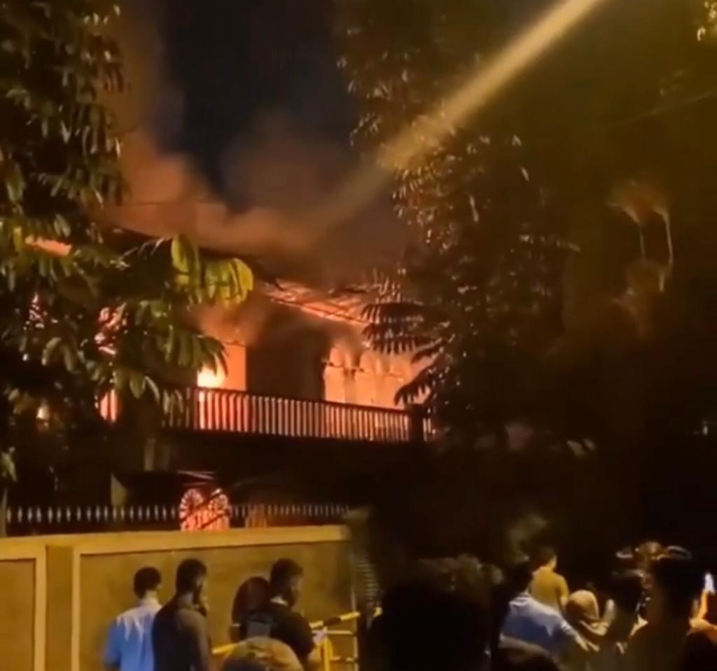 Kafe Menantea di Jalan Sumatera Pekanbaru Terbakar